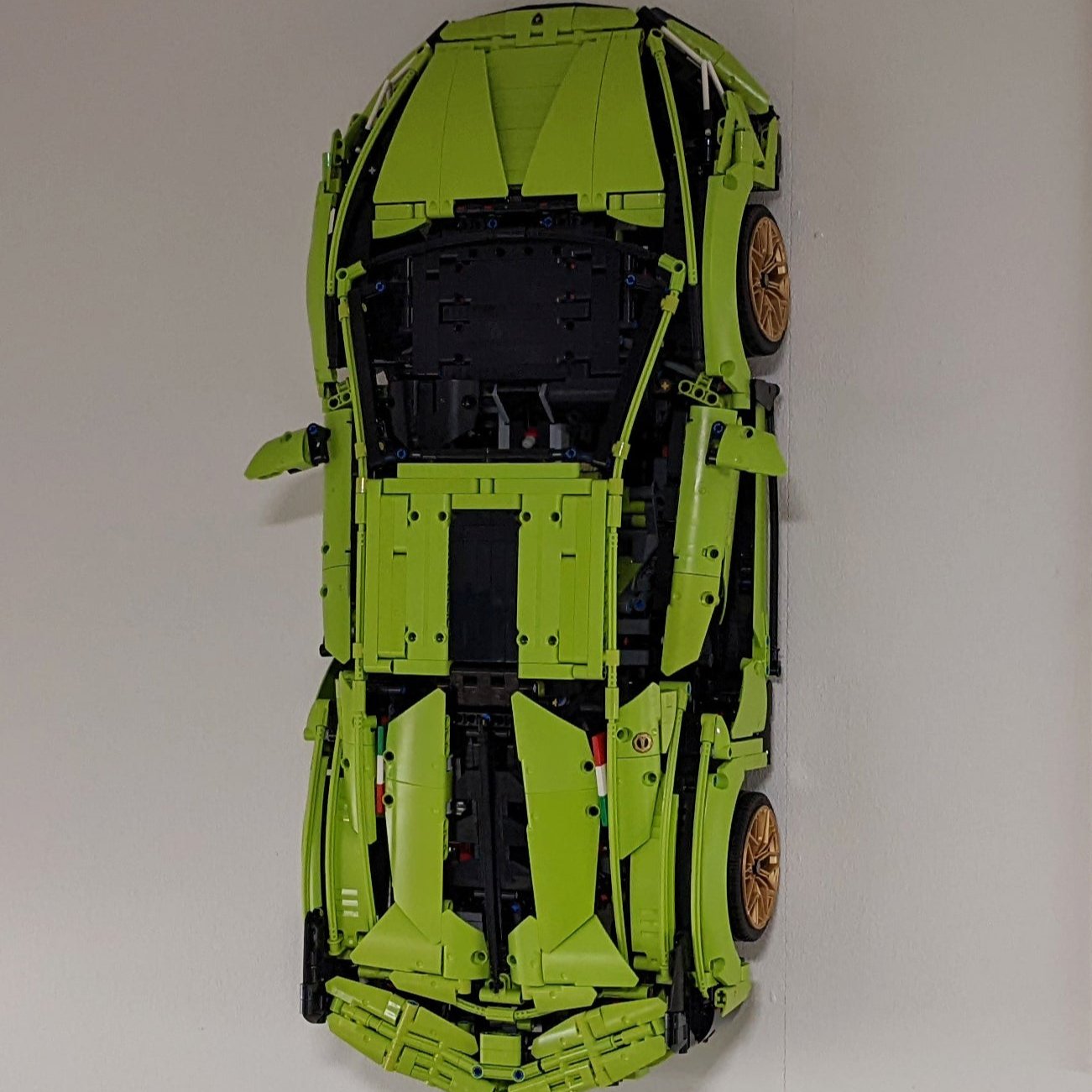 Seinäkiinnike LEGO Lamborghini Sián FKP 37:lle