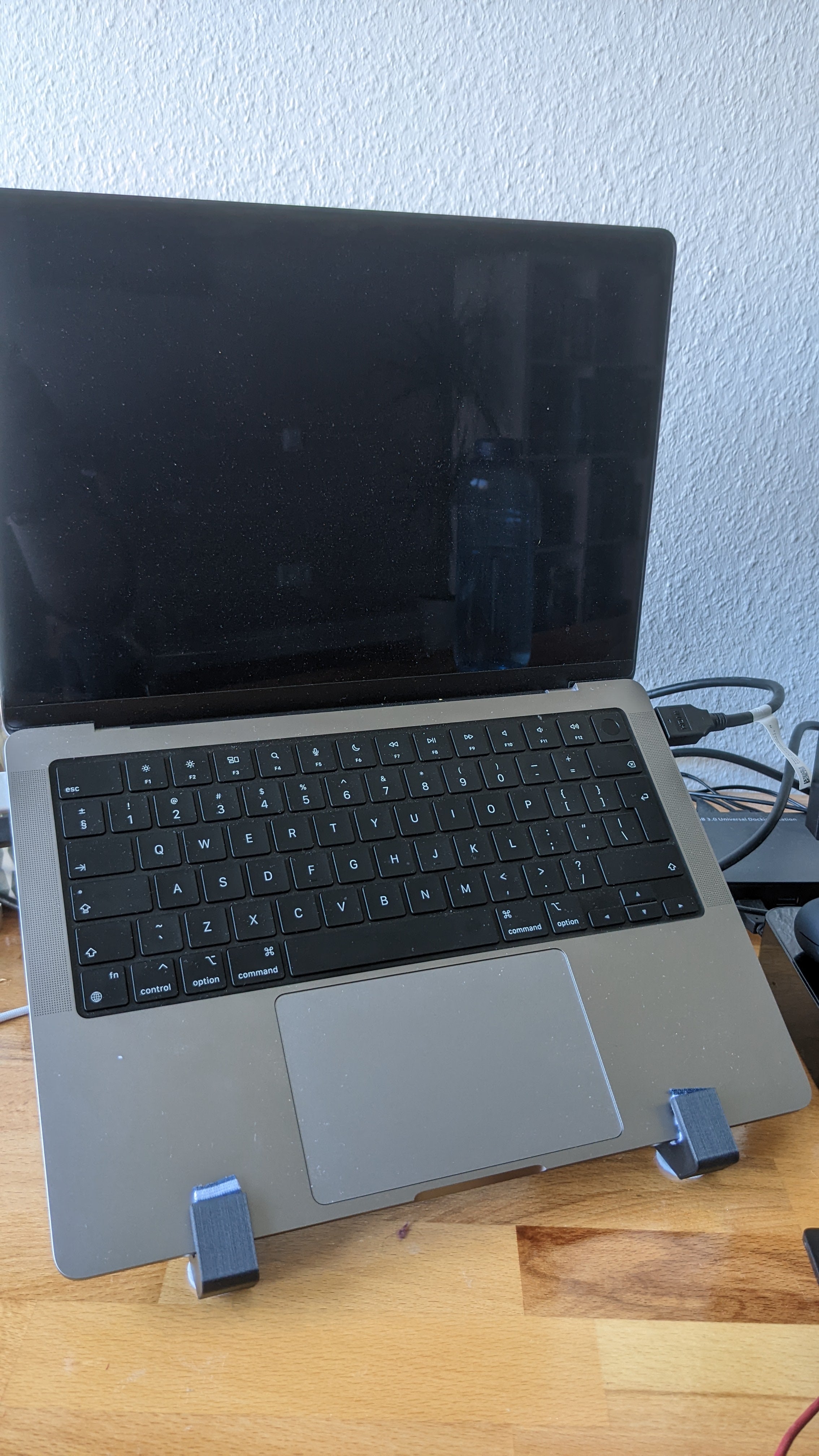 Macbook Pro -jalusta kannettavalle tietokoneelle ja kannettavalle tietokoneelle toimistoon ja kotikonttoriin