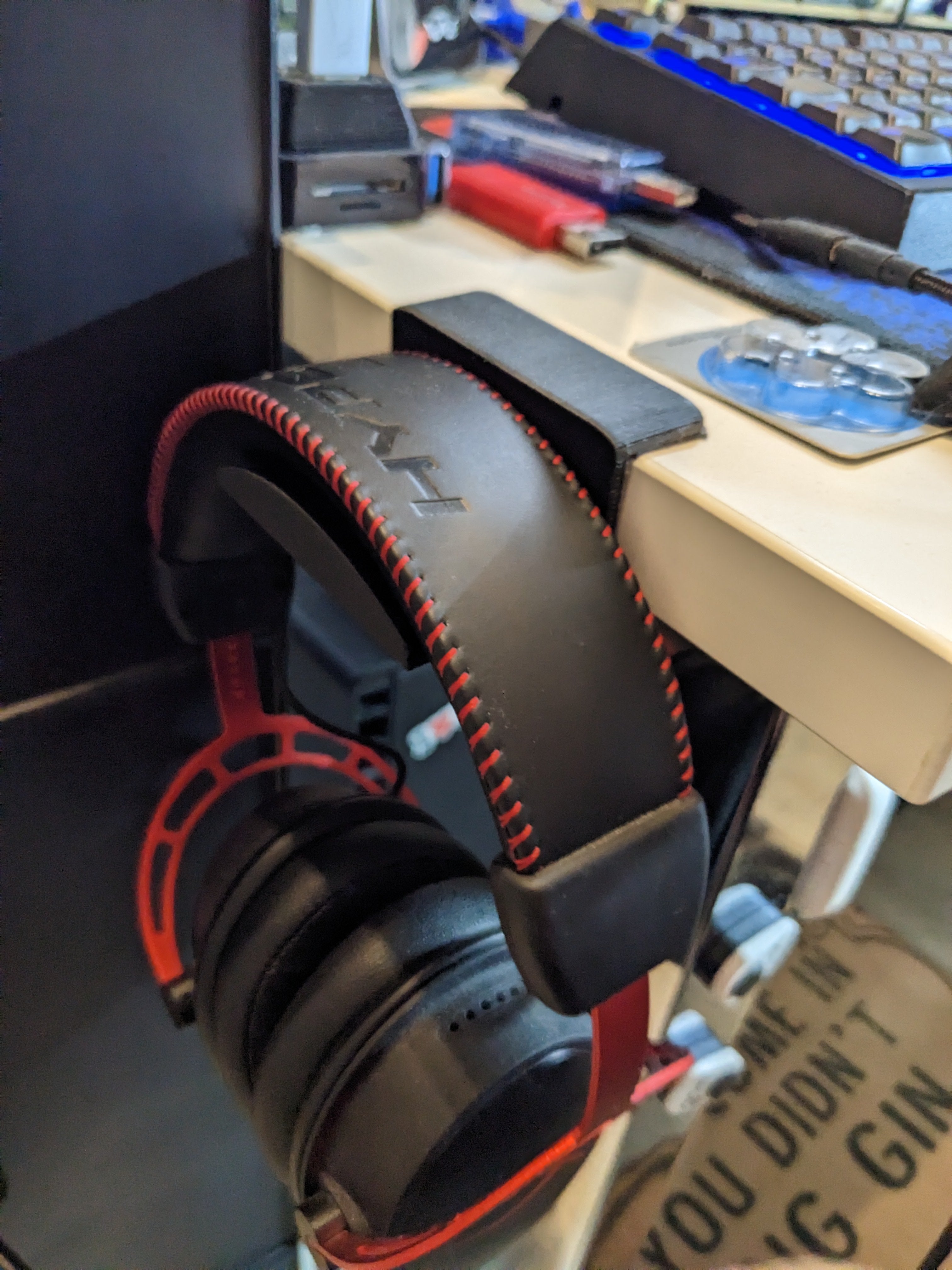 Pöytään asennettava kuuloketeline – optimoitu HyperX Cloud Alpha -kuulokkeille