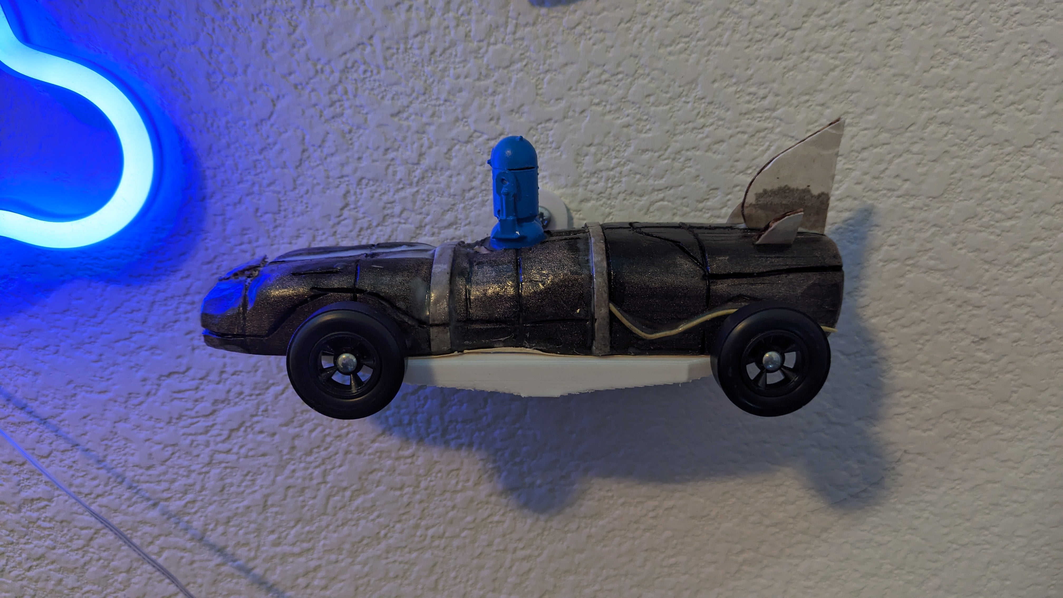 Tyylikäs seinään kiinnitettävä näyttöteline Pinewood Derby -autoille
