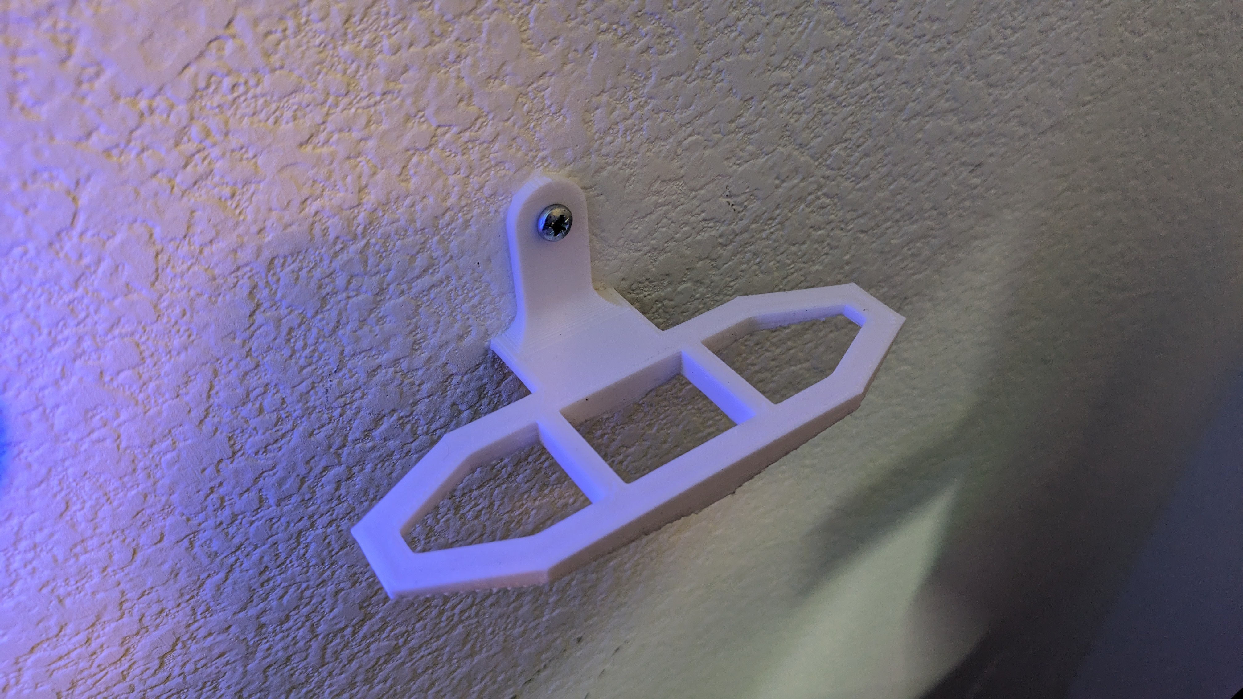 Tyylikäs seinään kiinnitettävä näyttöteline Pinewood Derby -autoille