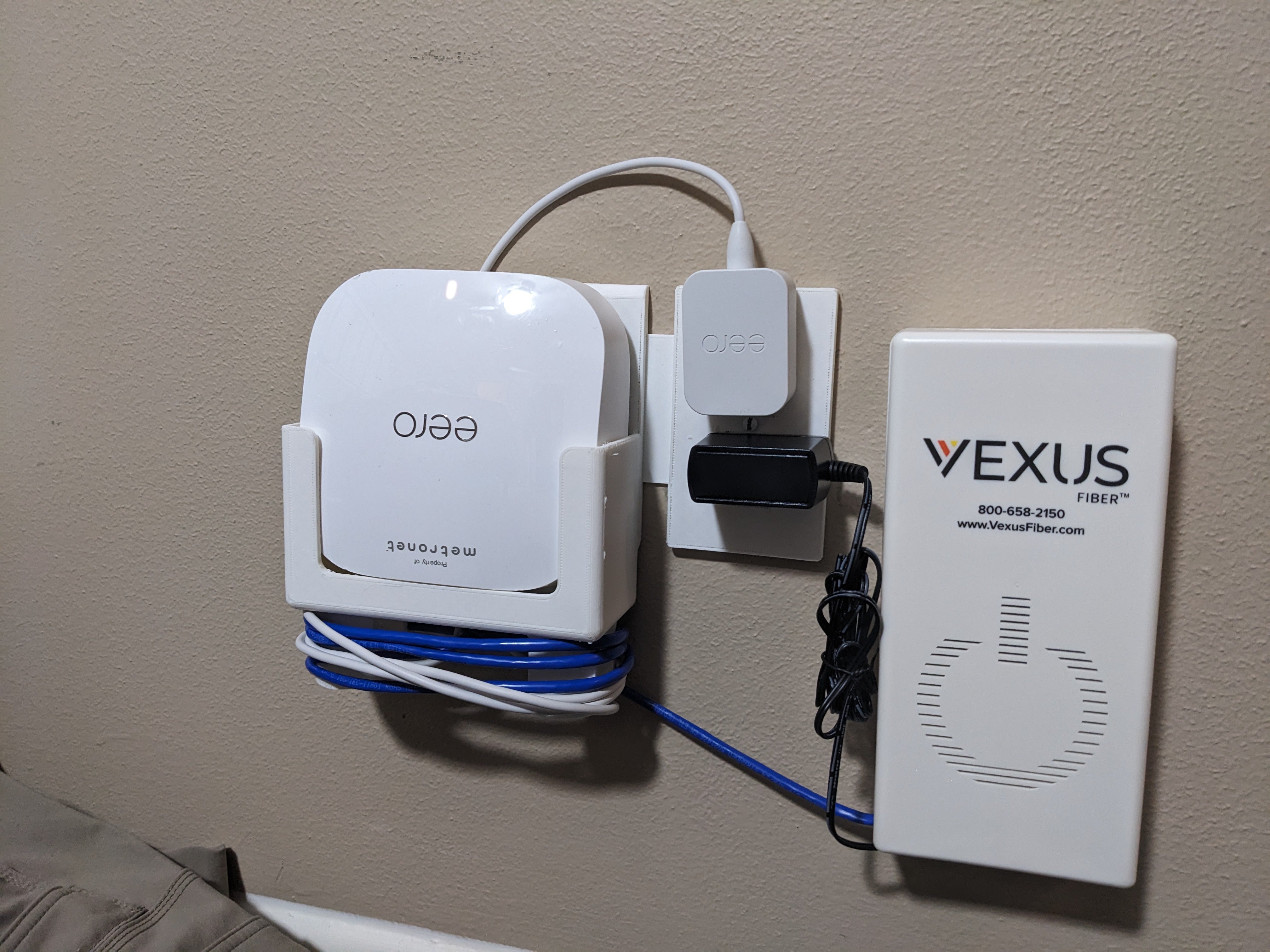 Eero Pro 6 seinäasennus johdon säilytyksellä