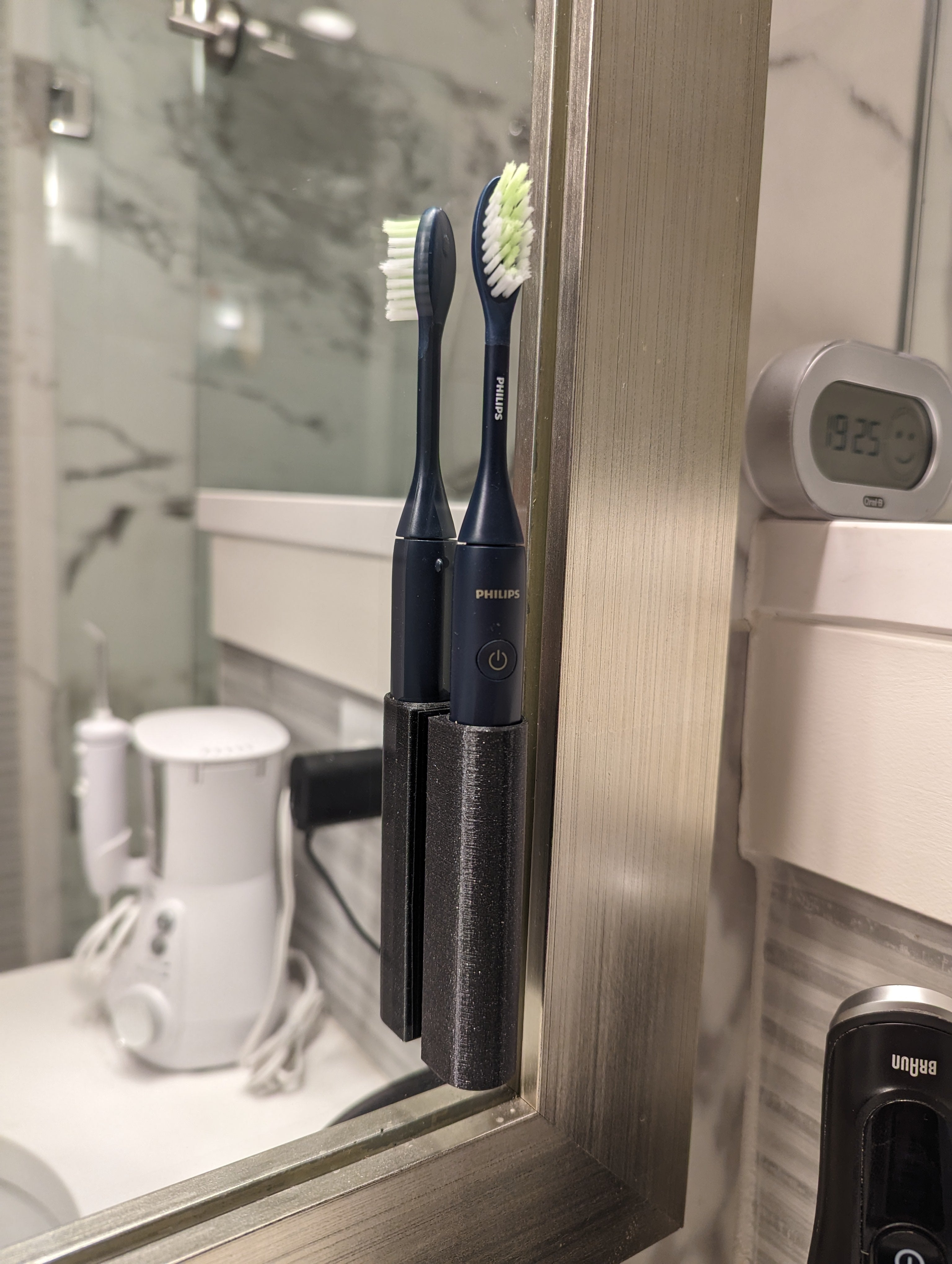 Peiliin asennettava hammasharjateline Philips One Sonicare -laitteelle