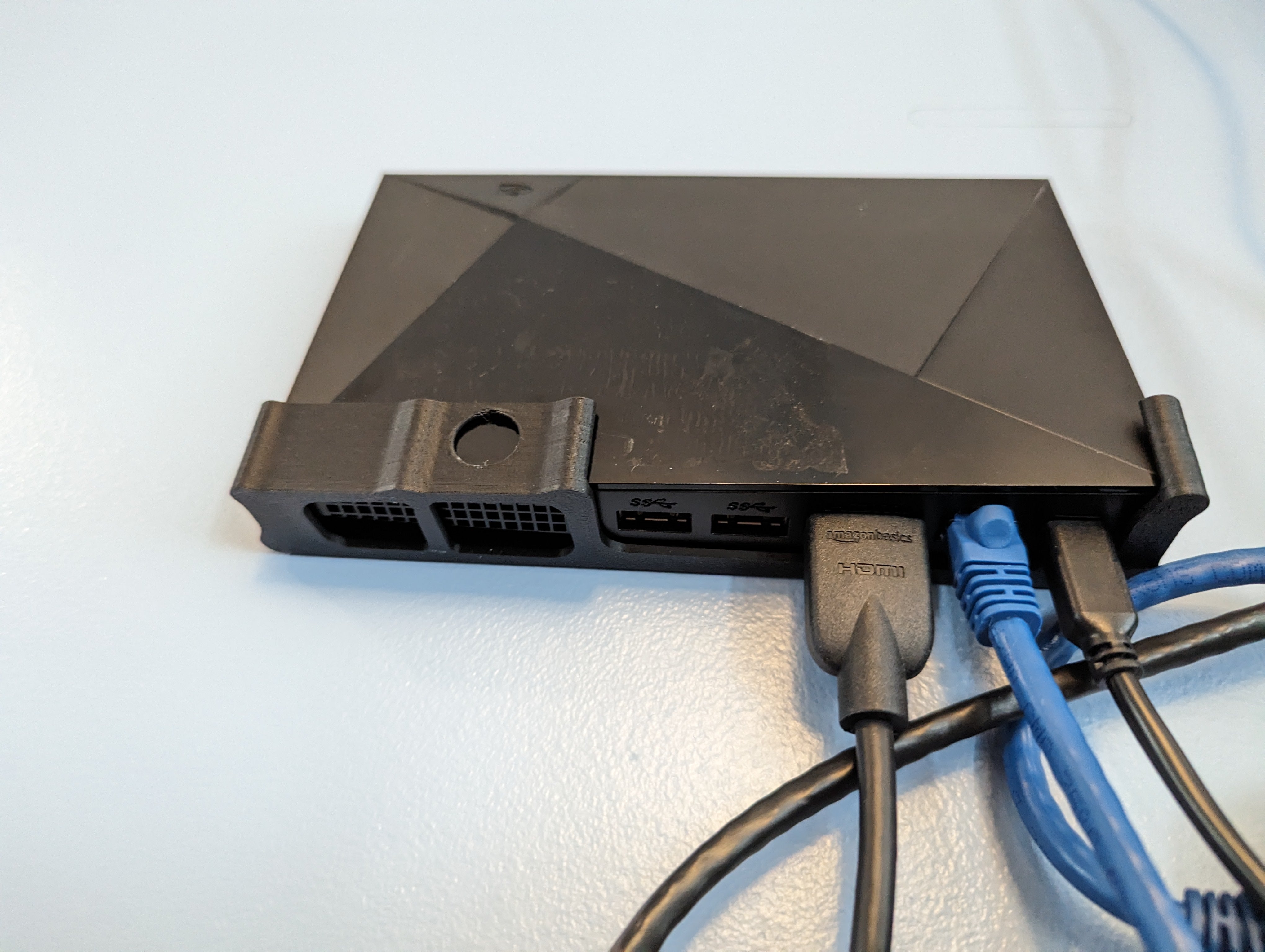 NVIDIA Shield TV Pro -seinäkiinnitys ruuvikiinnikkeellä
