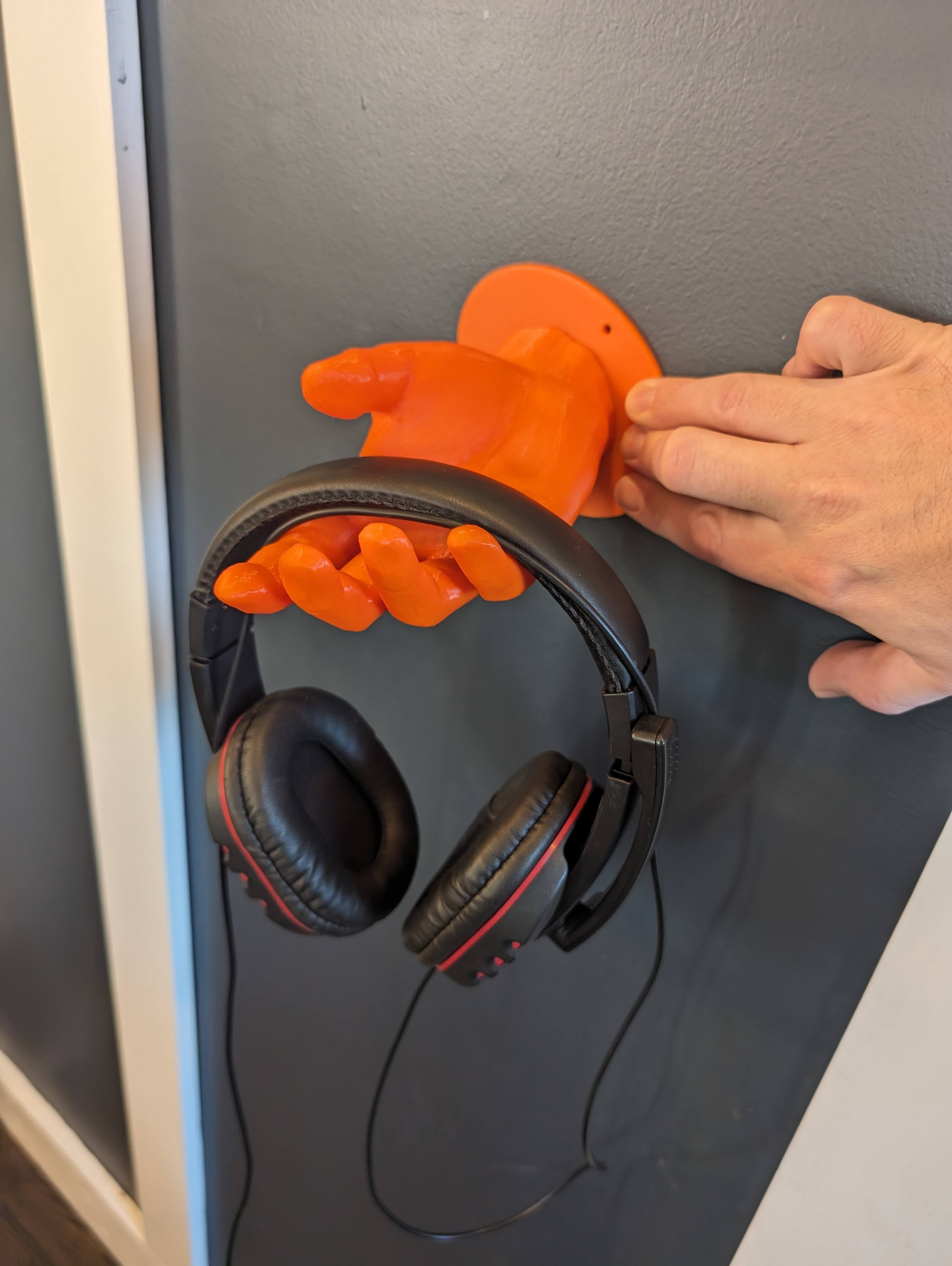 Seinään kiinnitettävä kuuloketeline käden muodossa