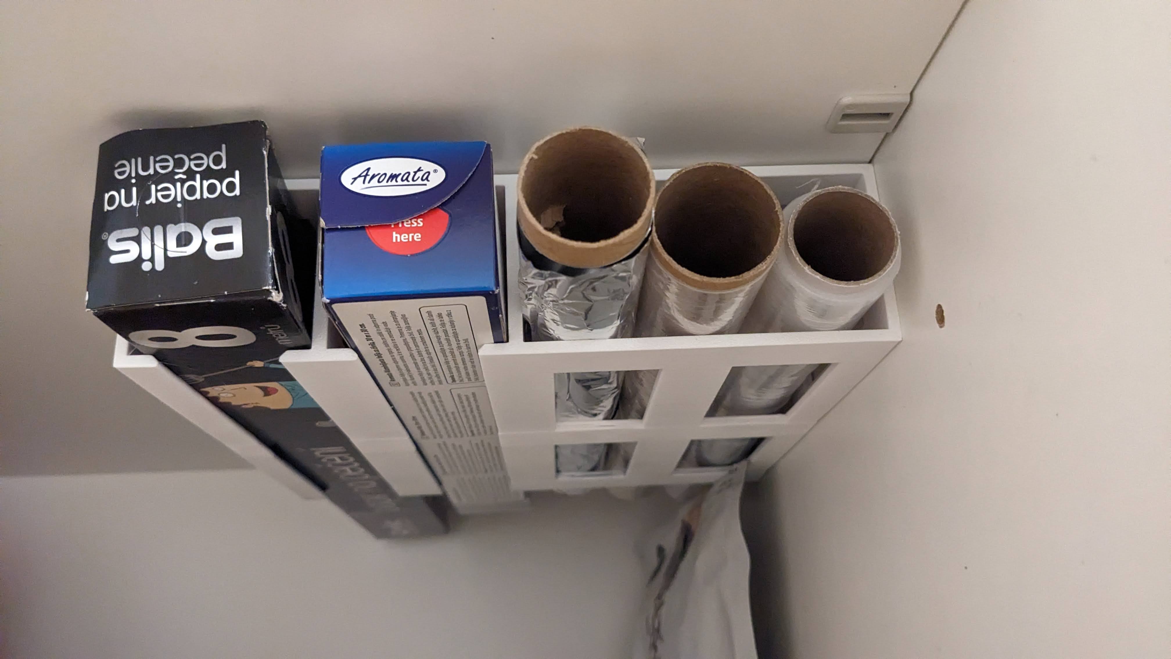 Keittiöfolioteline tilaa säästävää säilytystä varten