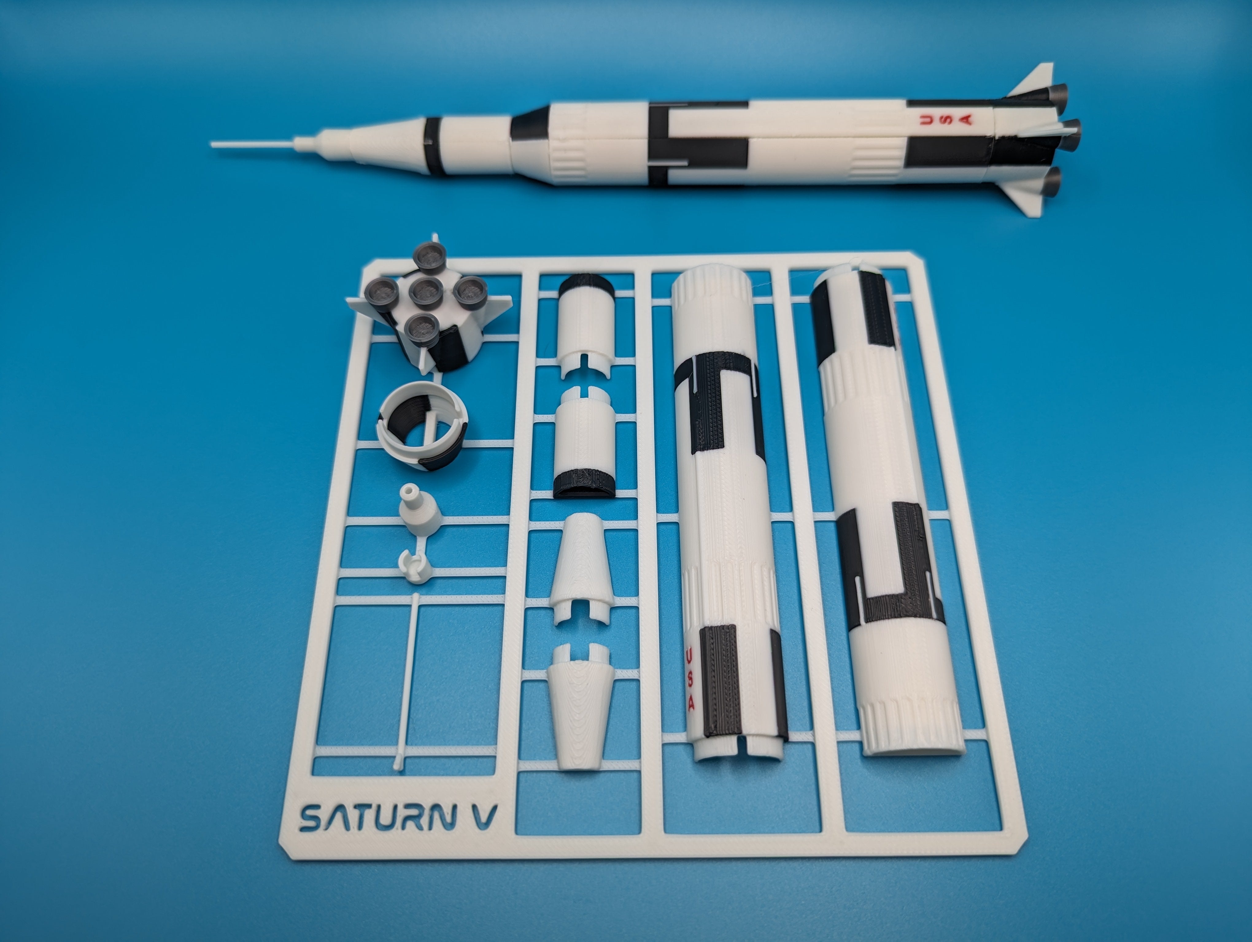 NASA Saturn V miniatyyri rakettimallipakkaus