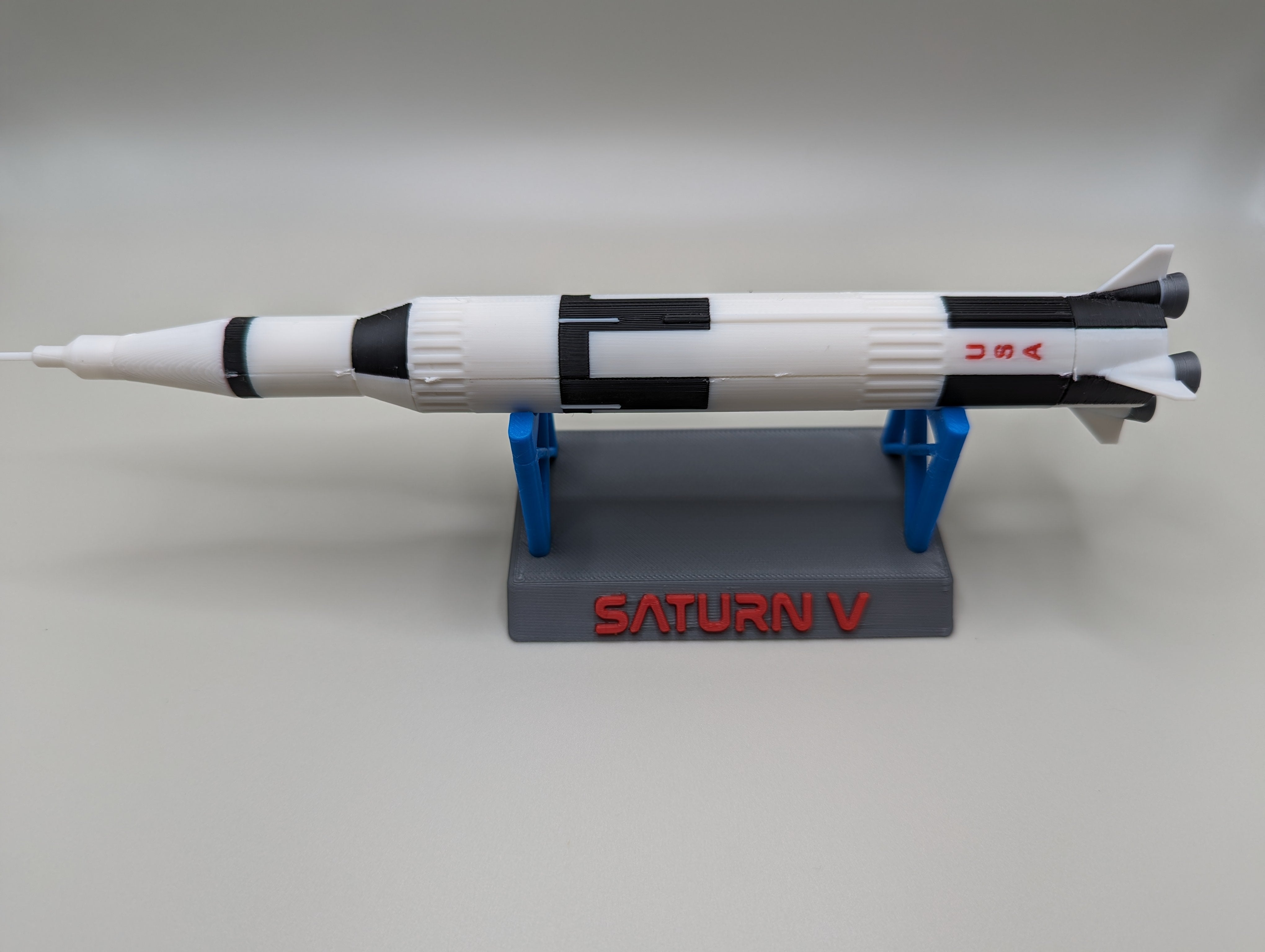 NASA Saturn V miniatyyri rakettimallipakkaus