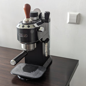 DeLonghi Dedica -kupin telineen kansi ja 51 mm työkaluteline (EC680/EC685)