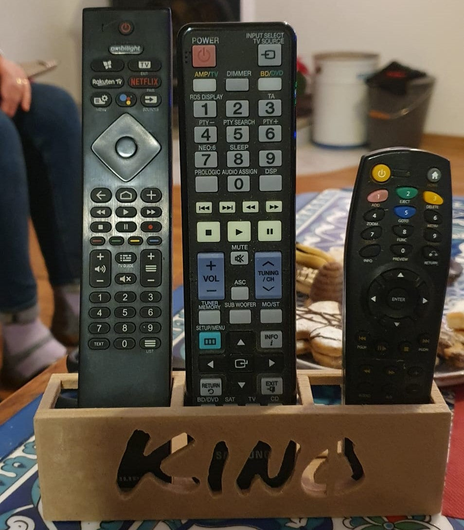 Kaukosäätimen pidike 3 laitteelle