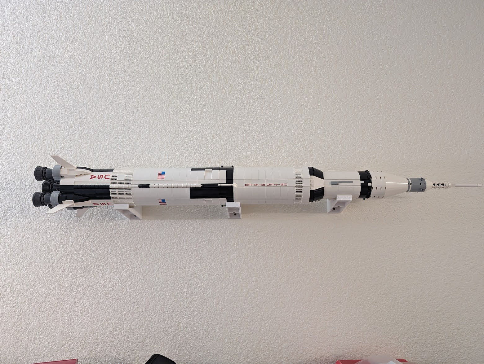 Seinäkiinnike LEGO Saturn V -rakettimallia varten