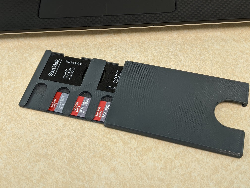 SD/MicroSD-korttikotelo luottokortin kokoisena