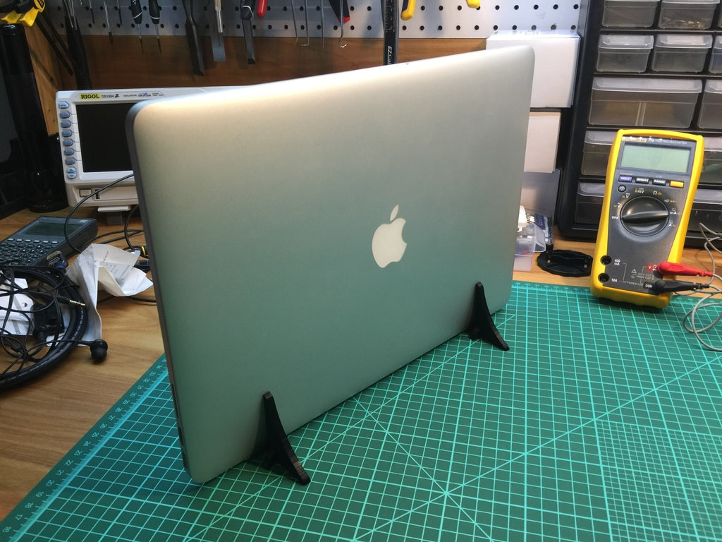 Pystyteline MacBook Pro 15" Retina -kannettavalle (18 mm)