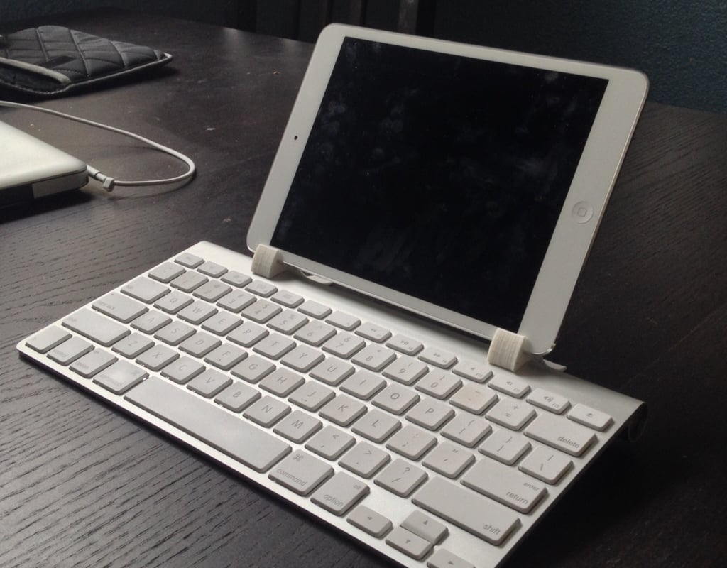 Remixed iPad Minin ja Applen langattoman näppäimistön pidike