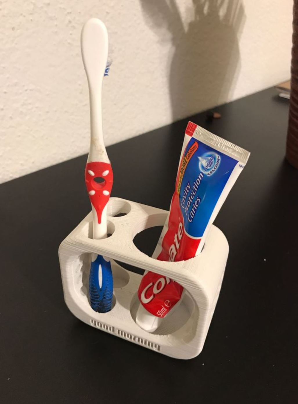 Hammasharjan ja hammastahnan pidike kahdelle hammasharjalle