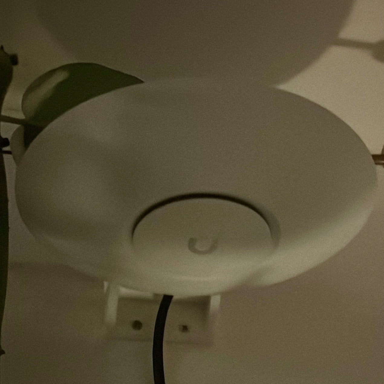 Ubiquiti Unifi U6+ seinäkiinnitys