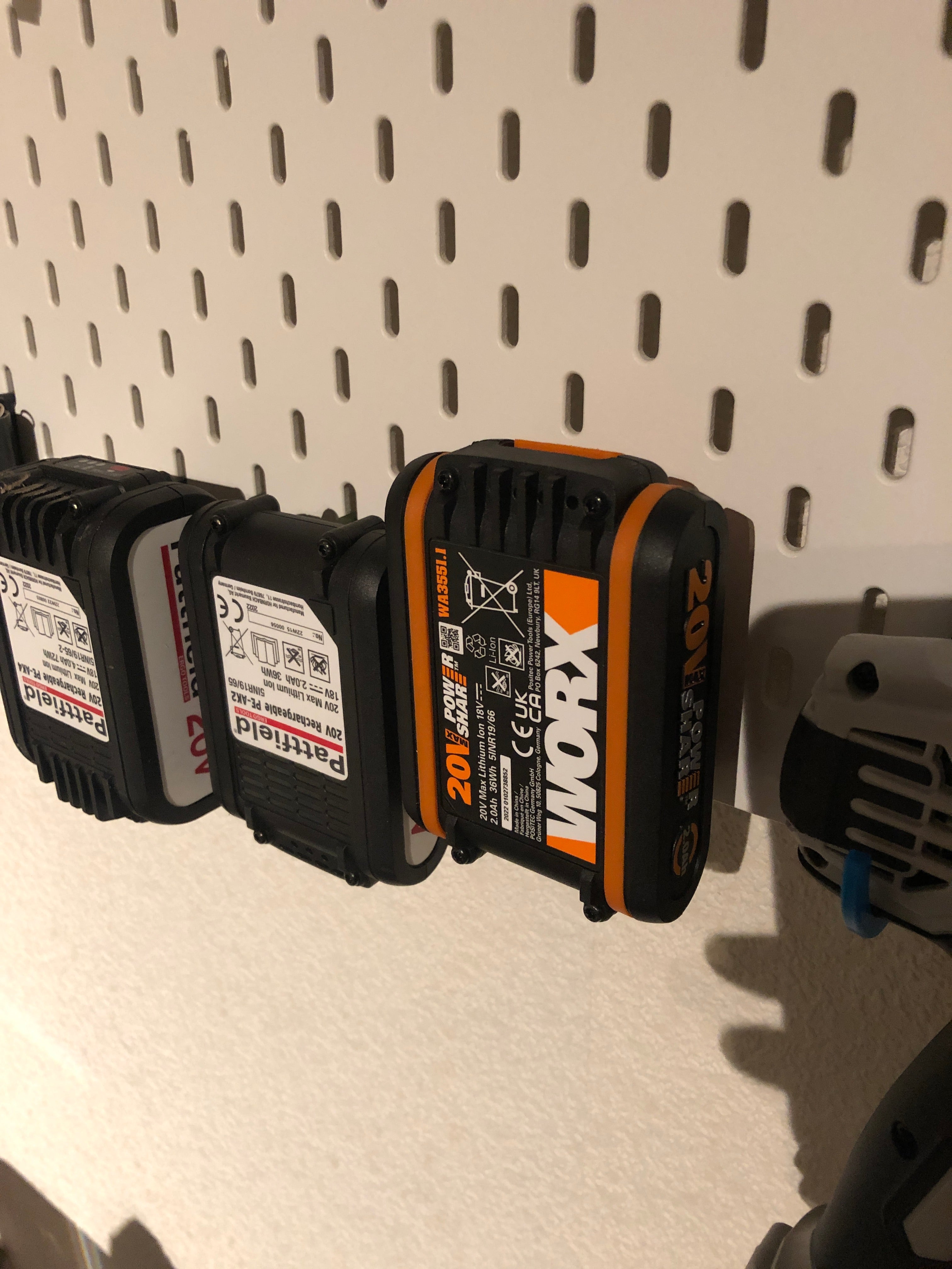 Smart 2-i-1 Holder til Worx/Pattfield 20V Batterier – Til IKEA Skadis System