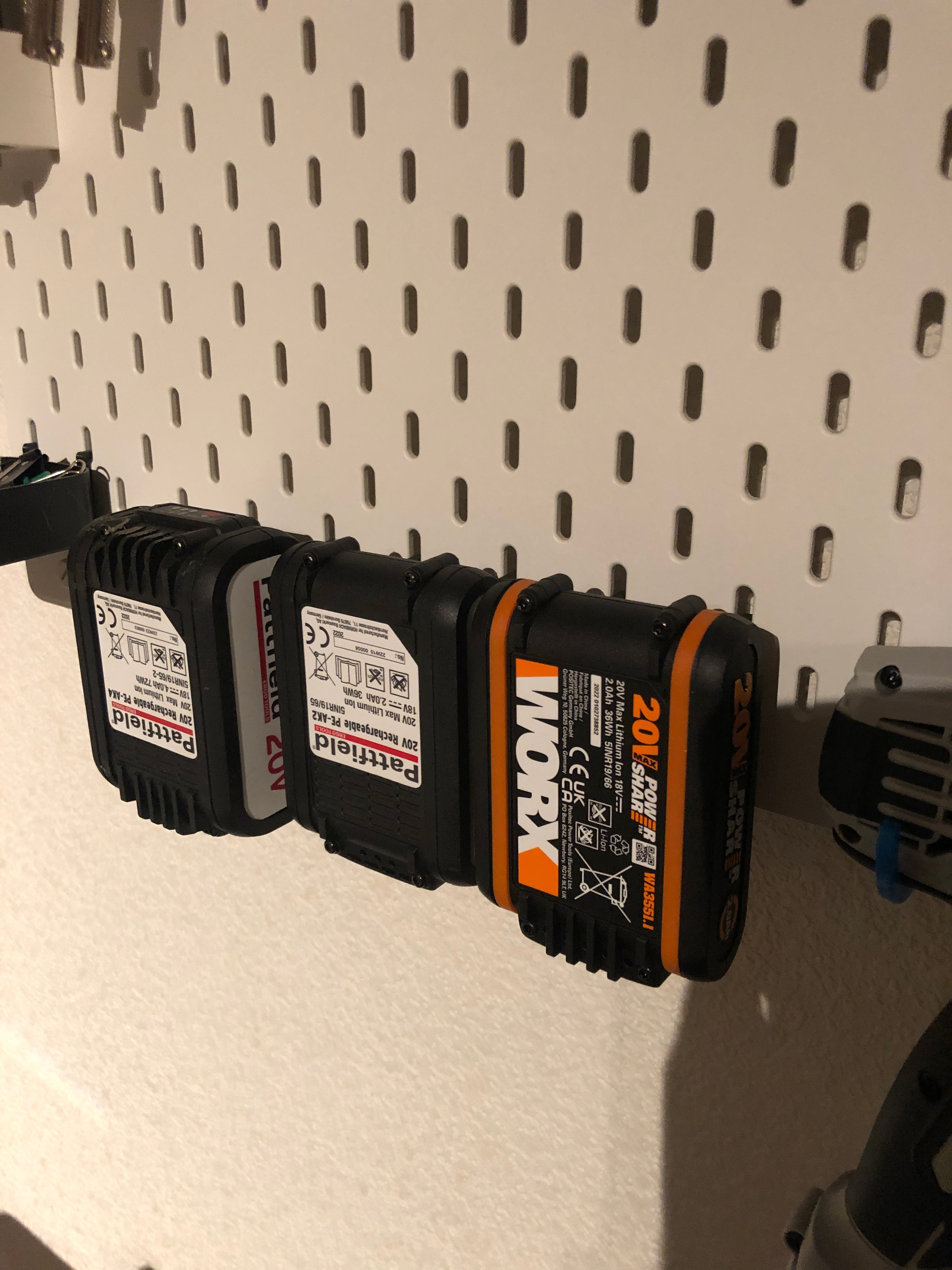 Älykäs 2-in-1-pidike Worx/Pattfield 20V -akuille – IKEA Skadis -järjestelmään