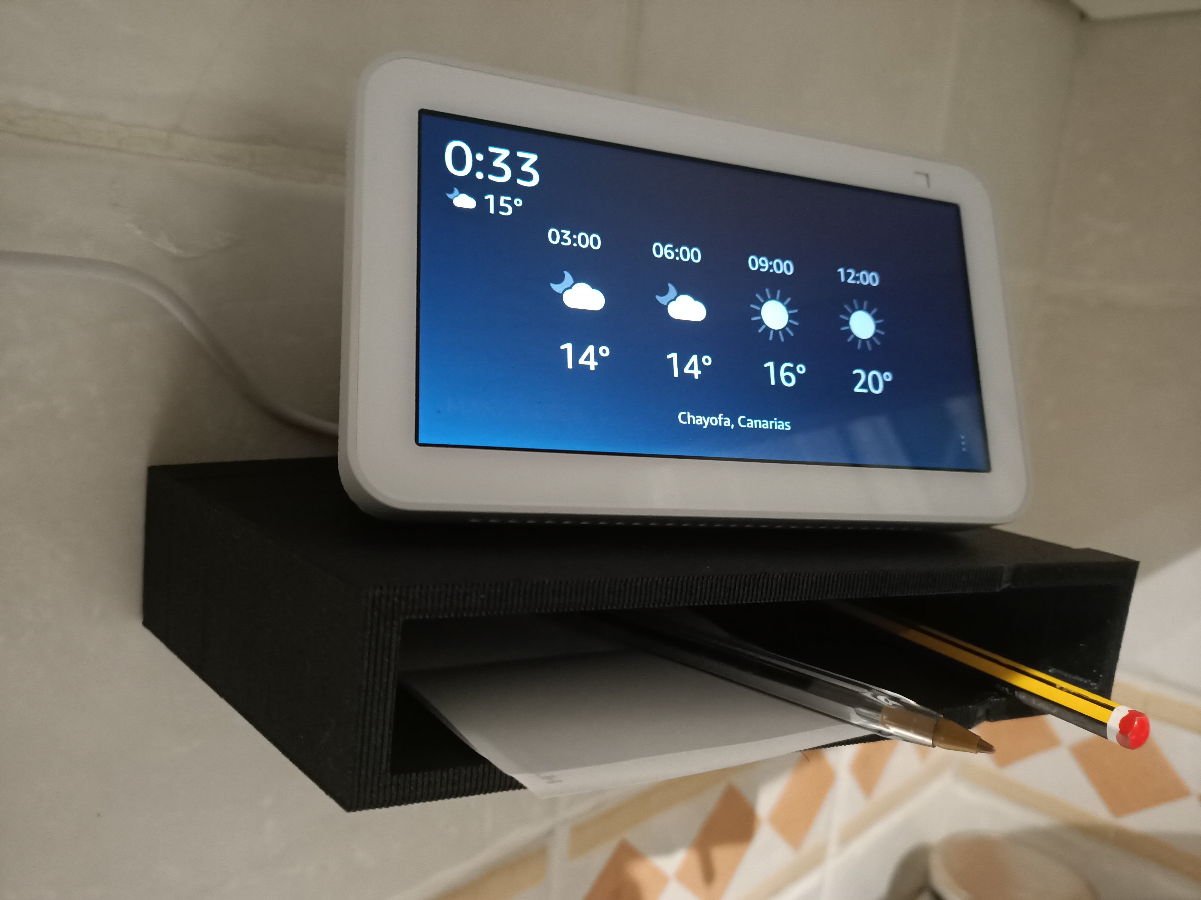Tilaa säästävä seinäteline Amazon Echo Show'lle