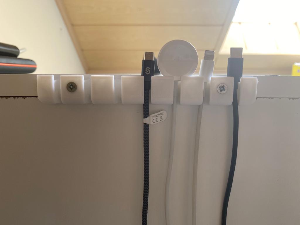 USB-kaapelin pidike ja järjestäjä