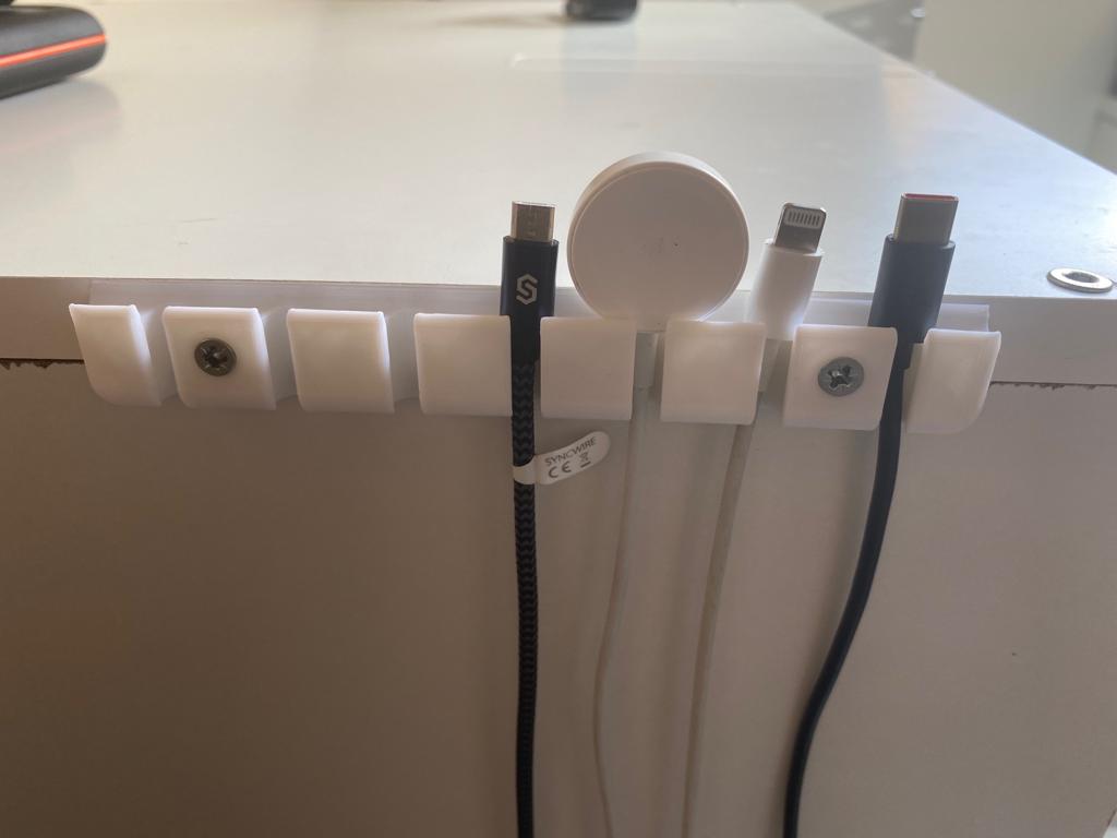 USB-kaapelin pidike ja järjestäjä