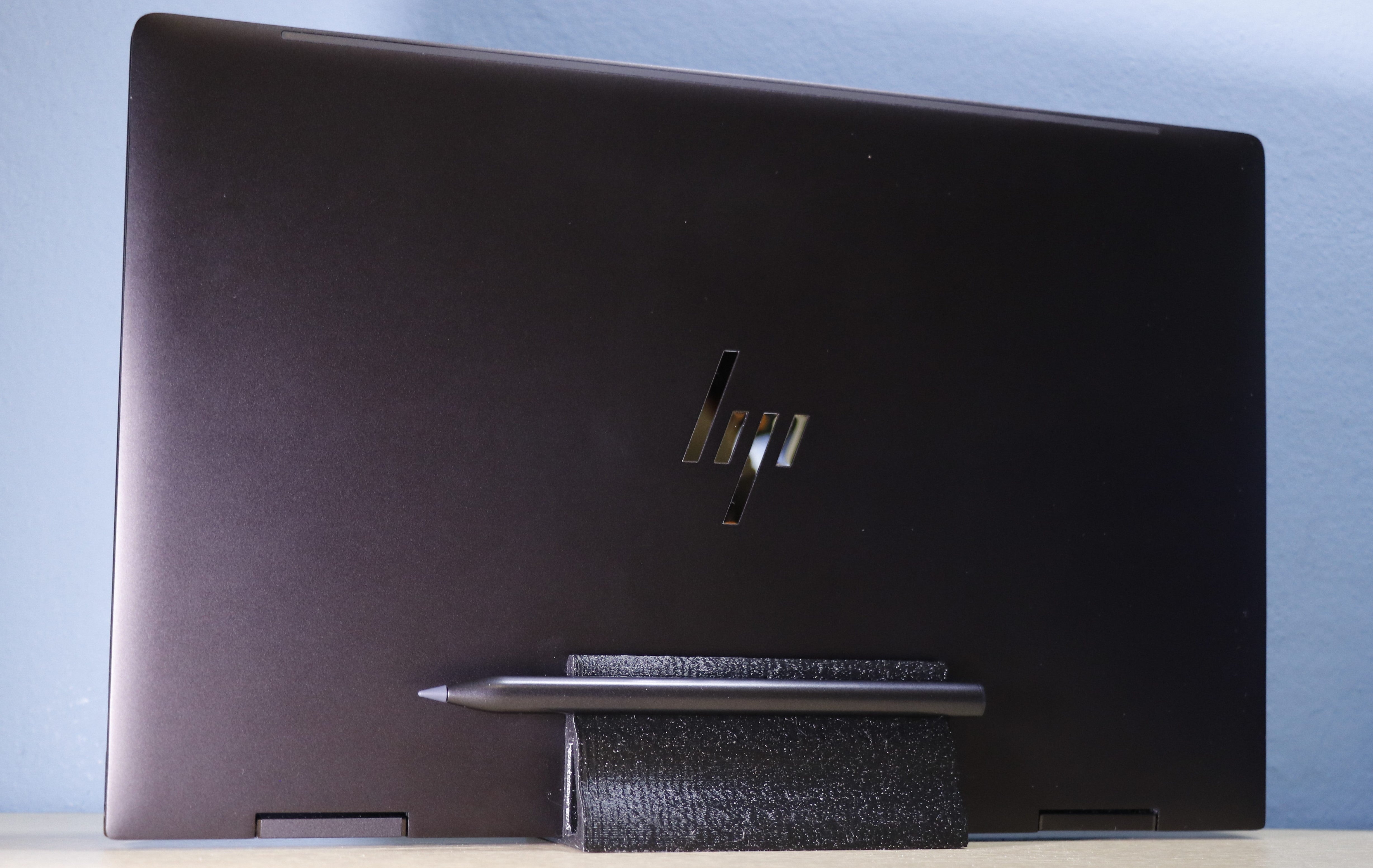 Kannettavan tietokoneen jalusta HP Envy x360 13/15:lle, jossa on magneettinen kynäteline