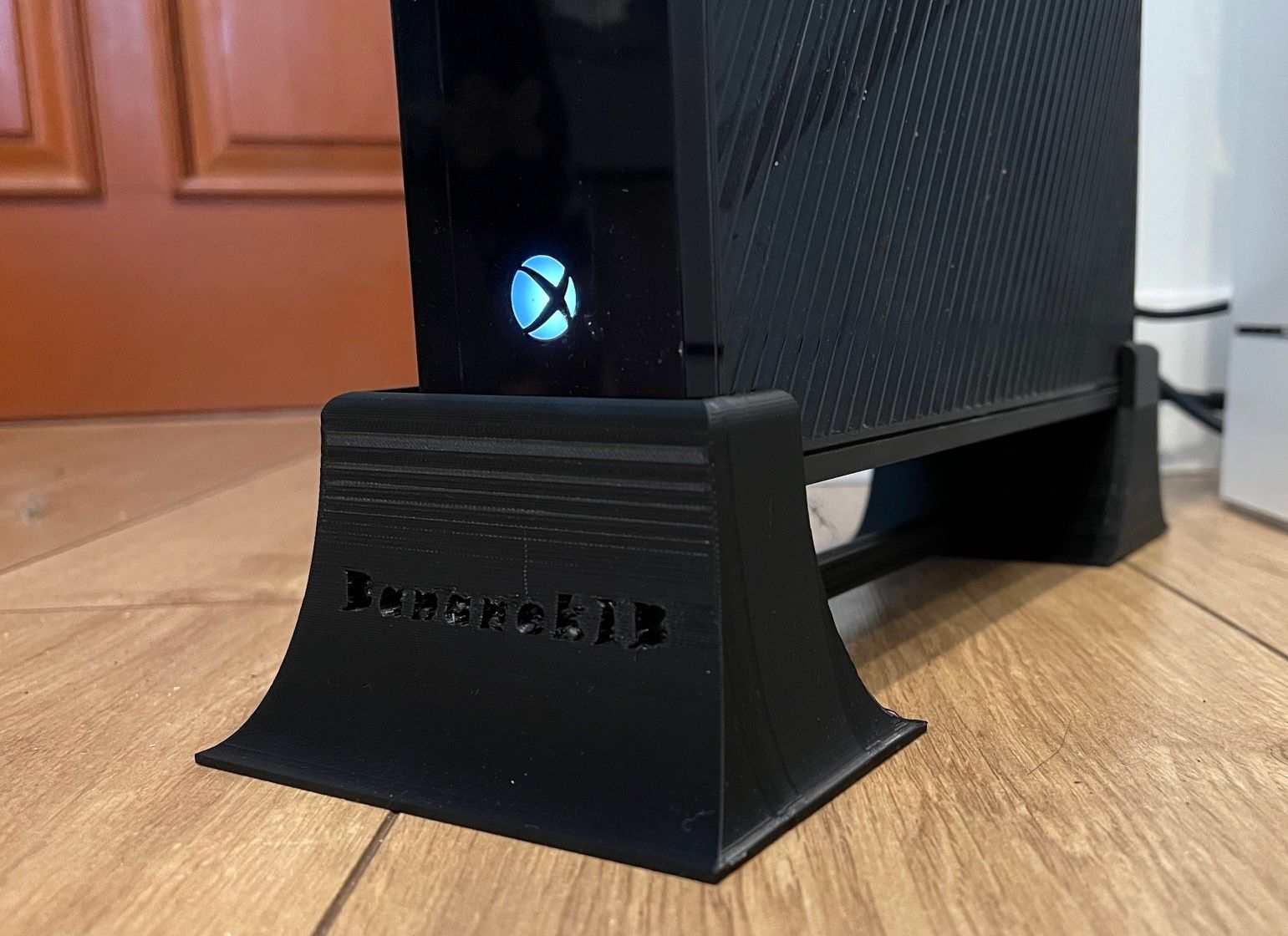Pystysuuntainen tuki XBOX ONE:lle
