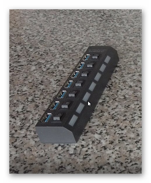Lattiakiinnitys Tumao 7 -porttiselle USB 3.0 -keskittimelle