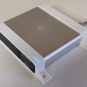 Seinäkiinnitys Ubiquiti Unifi Cloud Key Gen2 Plus -laitteelle (2 osaa)