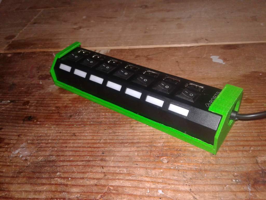 7-porttinen USB-keskittimen kiinnitys