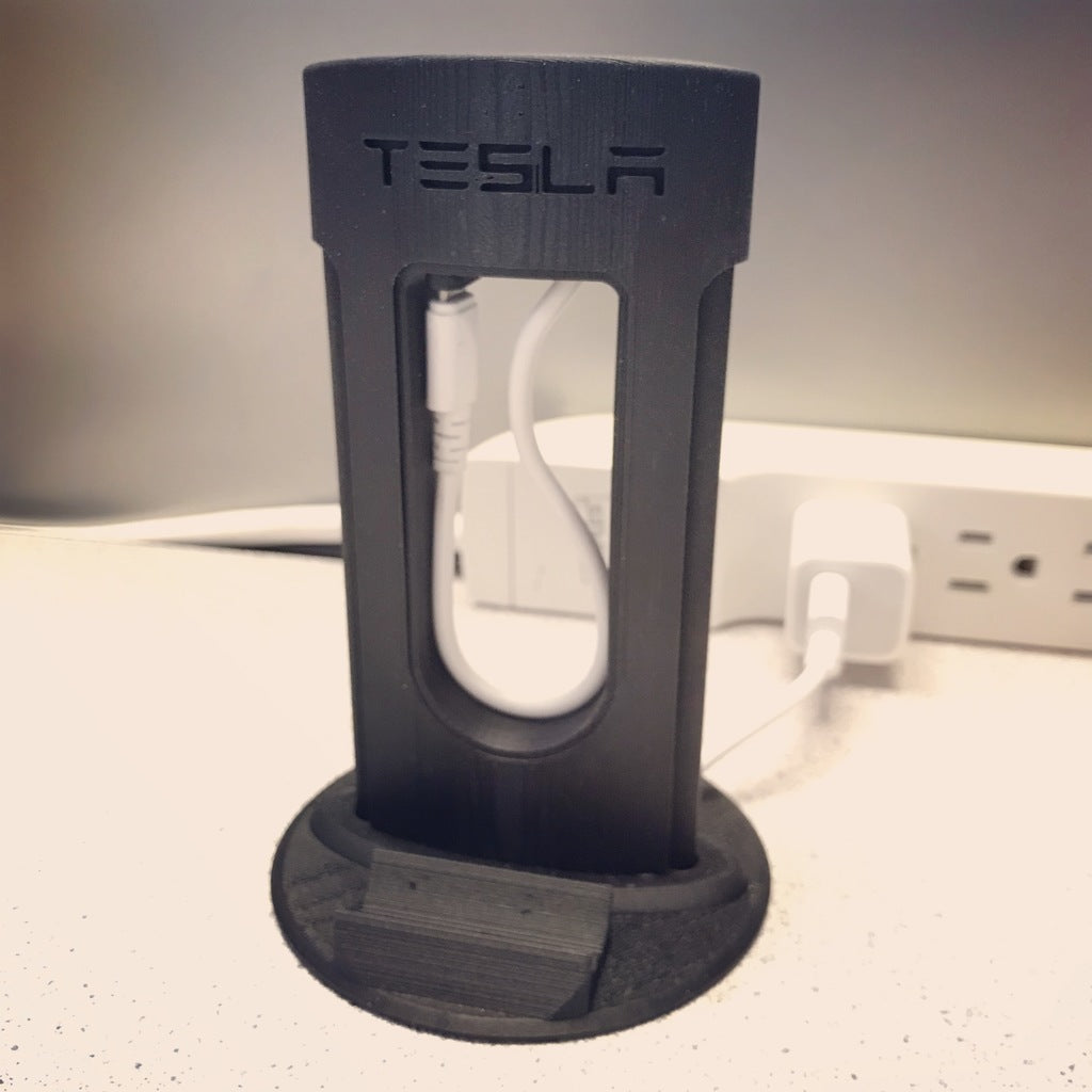 Tesla-puhelinlaturi pöytäläpivientiin