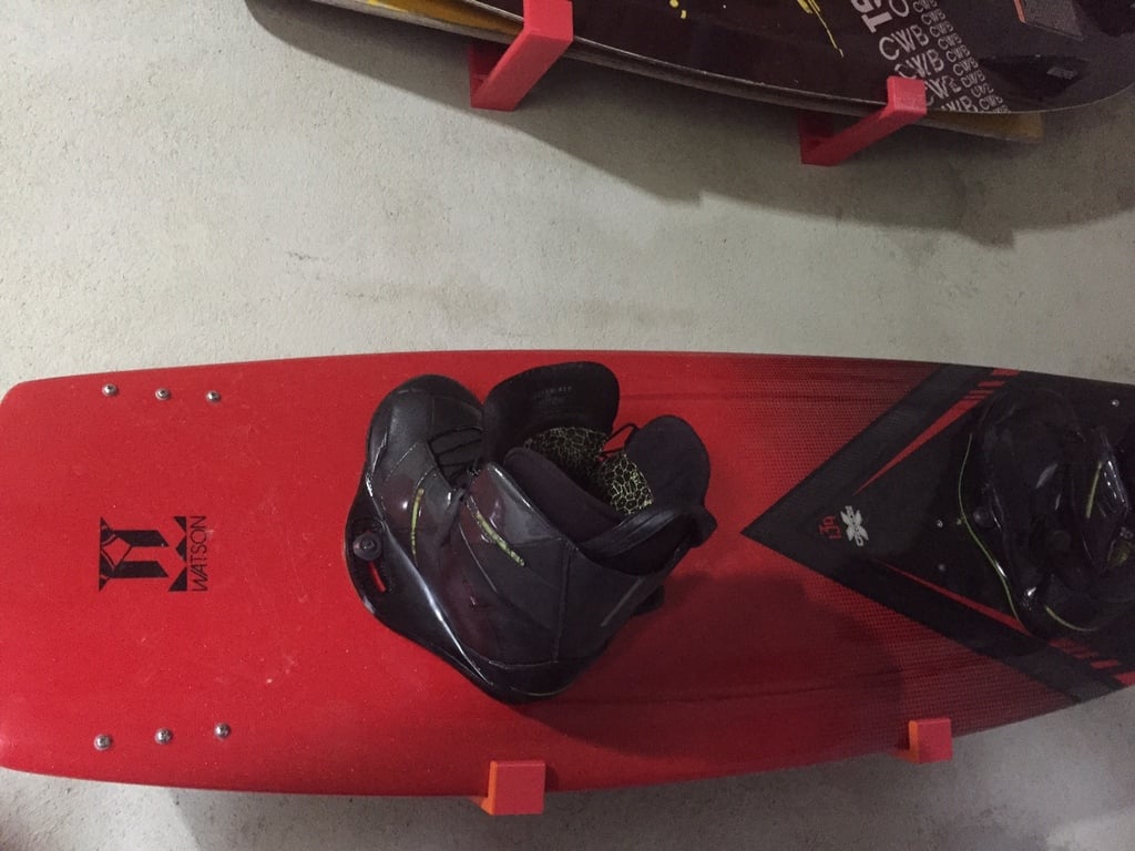 Universaali seinäteline wakeboardille, leijalaudalle, wakesurfille, luistimelle, lumilaudalle