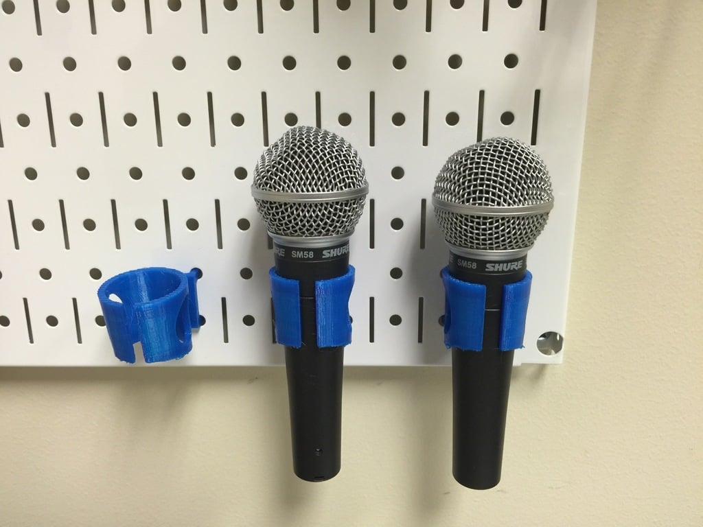 Pegboard-pidike mikrofoneille