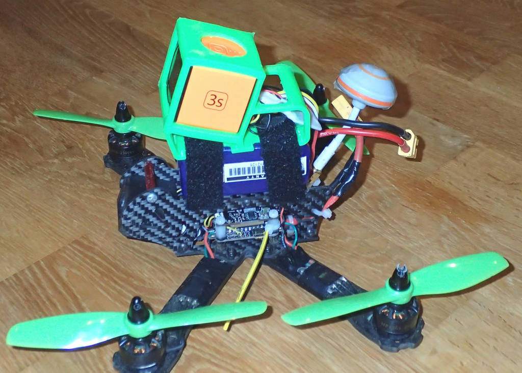 Kaksihihnainen drone RunCam 3s -pidike akun yläasennukseen