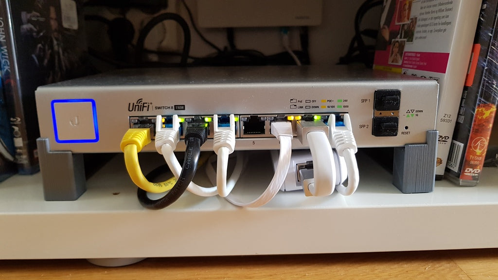 Ubiquiti UniFi Switch 8 150w pidike, jossa on tilaa Cloud Keylle