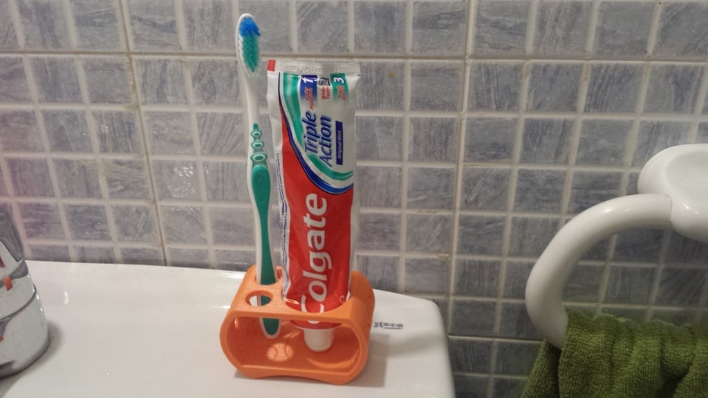 Kylpyhuonetarvike: hammasharja ja hammastahnapidike