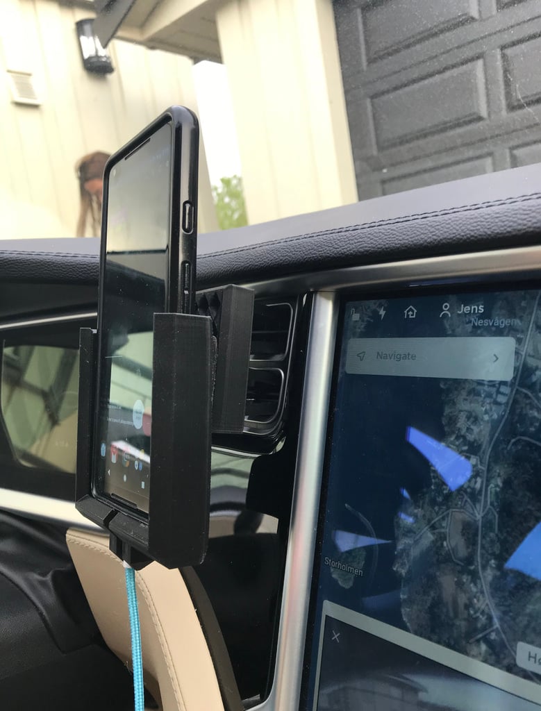 Pixel 2 XL:n vaihtovirtakiinnityksellä varustettu Rhinoshield Crashguard -puhelinteline Tesla Model S:ssä