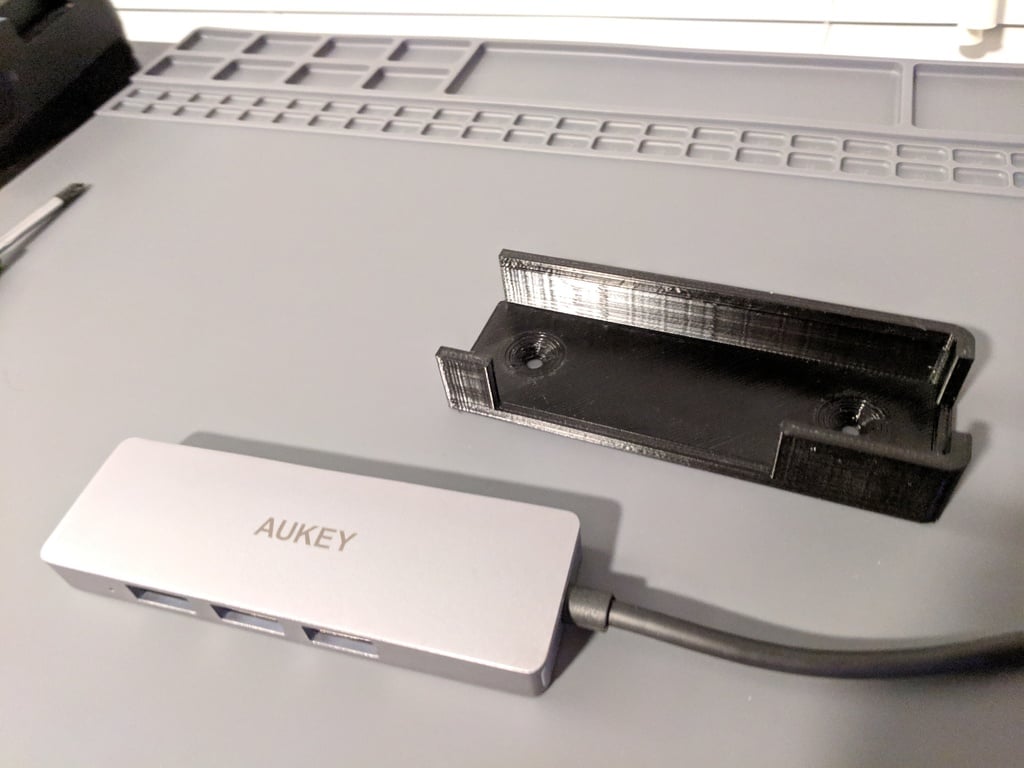 Aukey CB-H36 USB-keskittimen kiinnitys pöytään