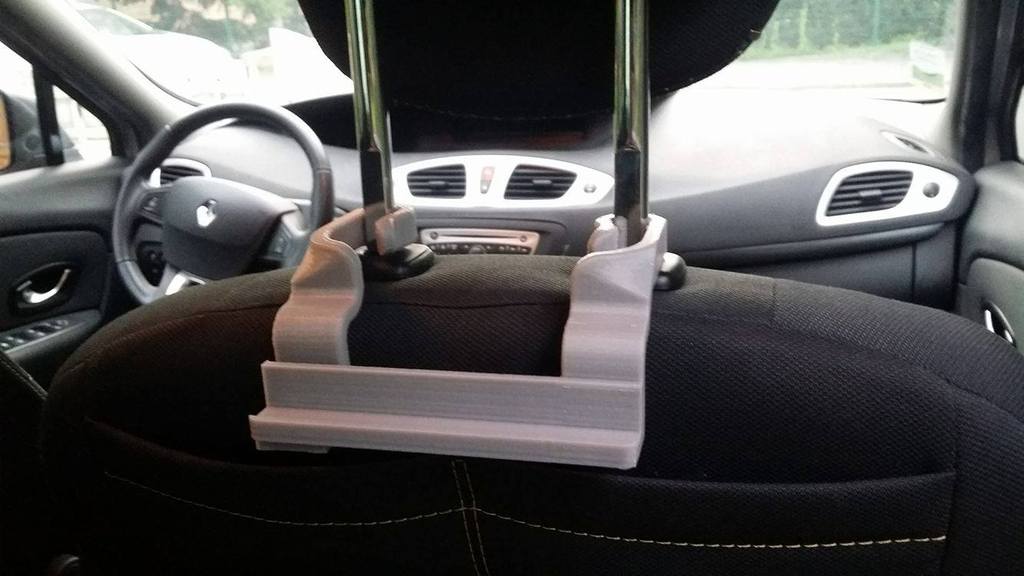 Auton istuintyyny älypuhelimen tai tabletin pidikkeeseen