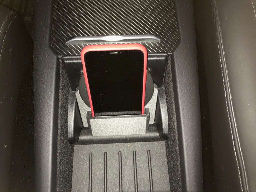 Tesla Model-X -keskuskonsolijalusta iPhonelle ja langattomalle Qi-laturille