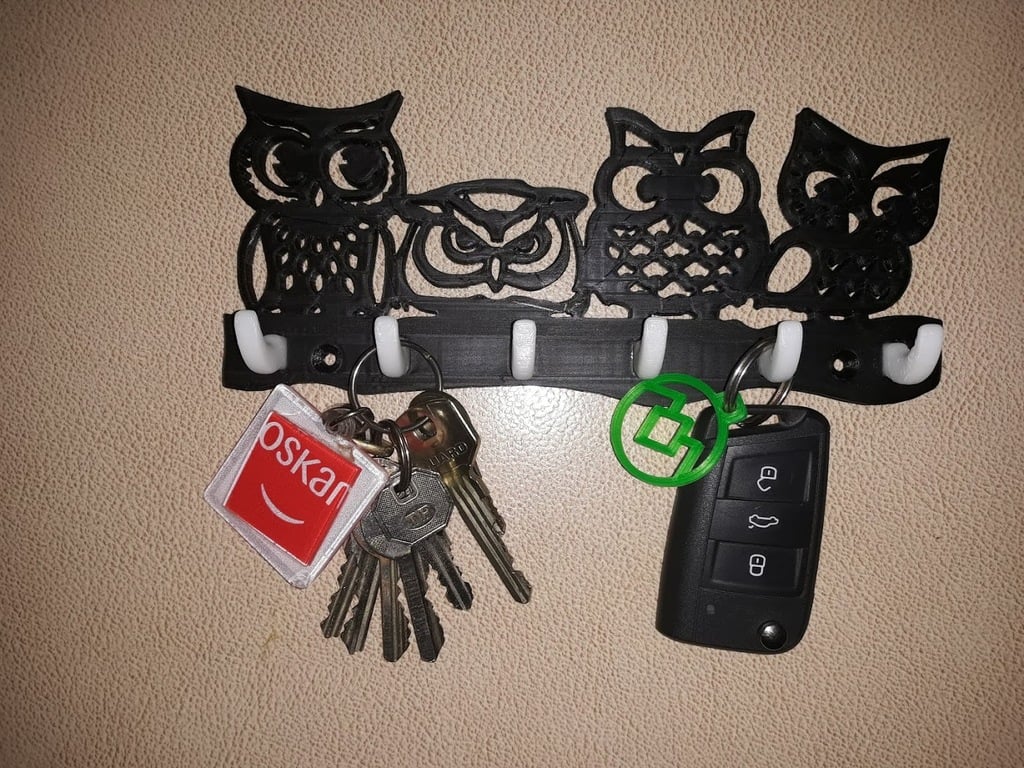 Seinälle kiinnitettävä avaimenperä pöllöillä