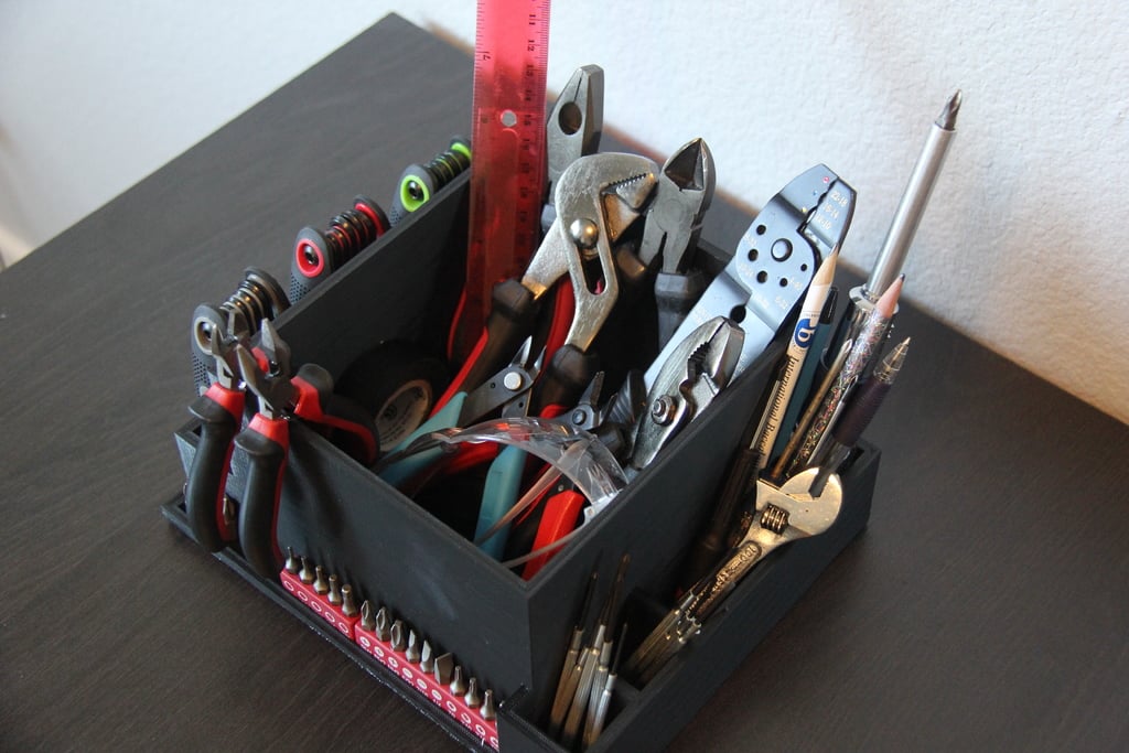 Työpöytätyökalu työkaluille ja pienille osille
