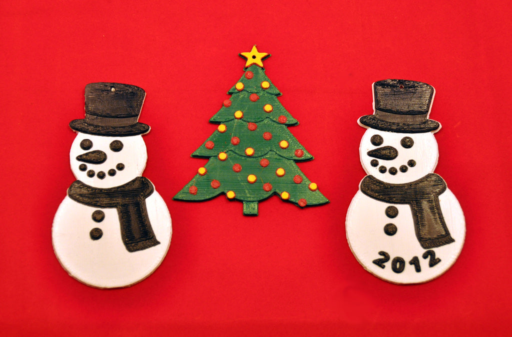 Lumiukko ja joulukuusen koristeet