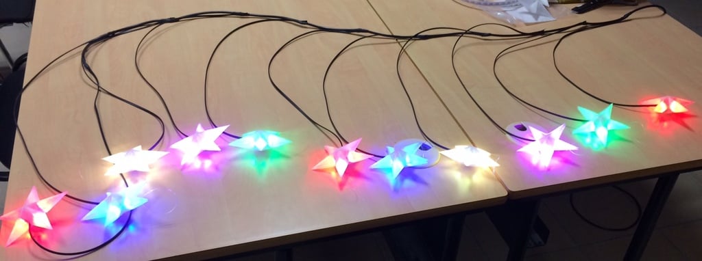 Joulutähti koristeena monivärisellä LED-valolla