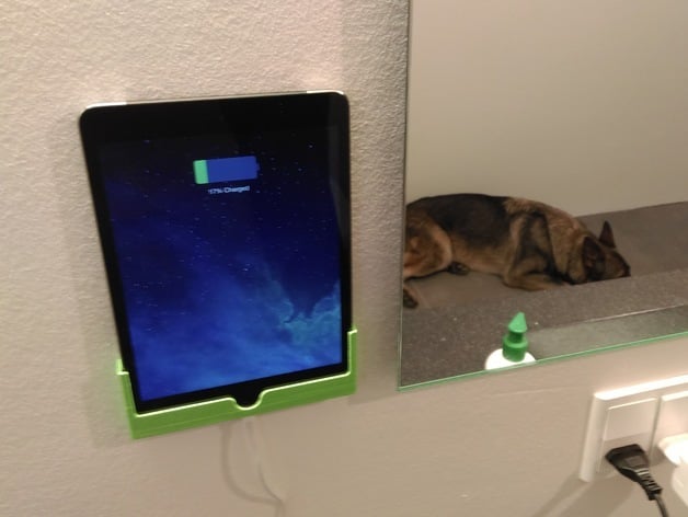 iPad Mini seinäteline kannella ja latauskaapelilla