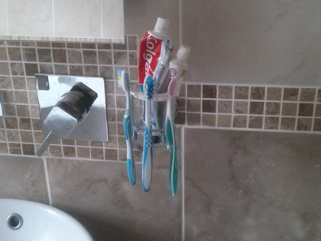 Kylpyhuoneen saippua-astia ja hammasharjan pidike