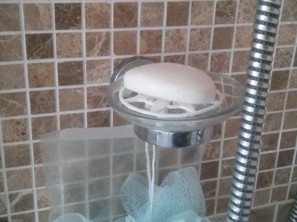 Kylpyhuoneen saippua-astia ja hammasharjan pidike
