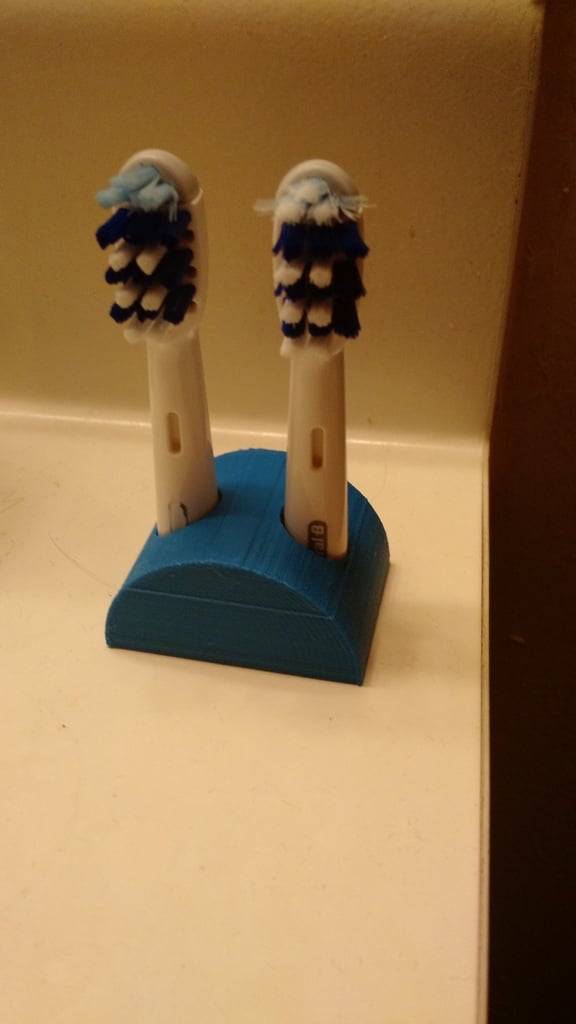 Oral B -hammasharjan pidike kylpyhuoneeseen