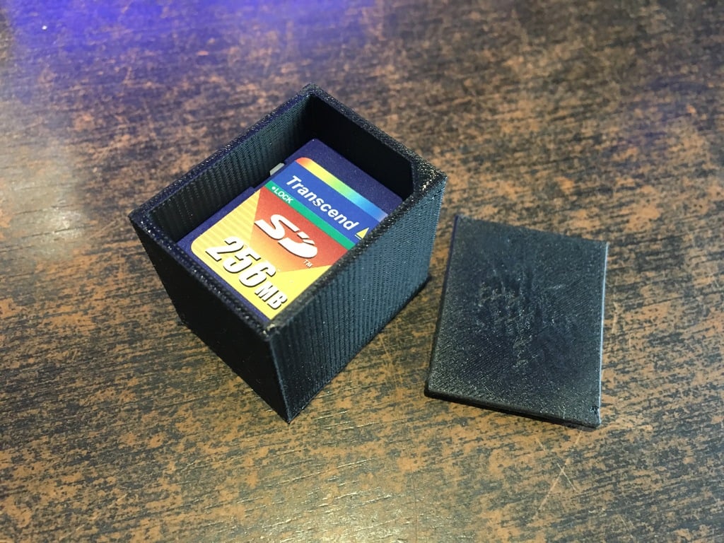 Yksinkertainen SD-korttikotelo kannella