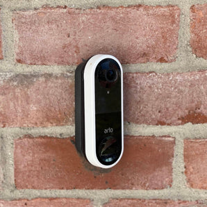 Arlo-ovikellon 45 asteen kulmakiinnike. Sopii Arlo Wired Doorbell -sarjaan